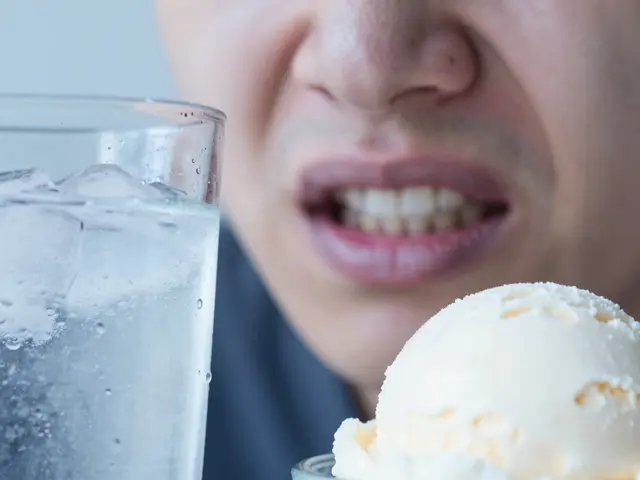 Jak čistit zuby s odhalenými krčkem: Praktický průvodce bez bolesti